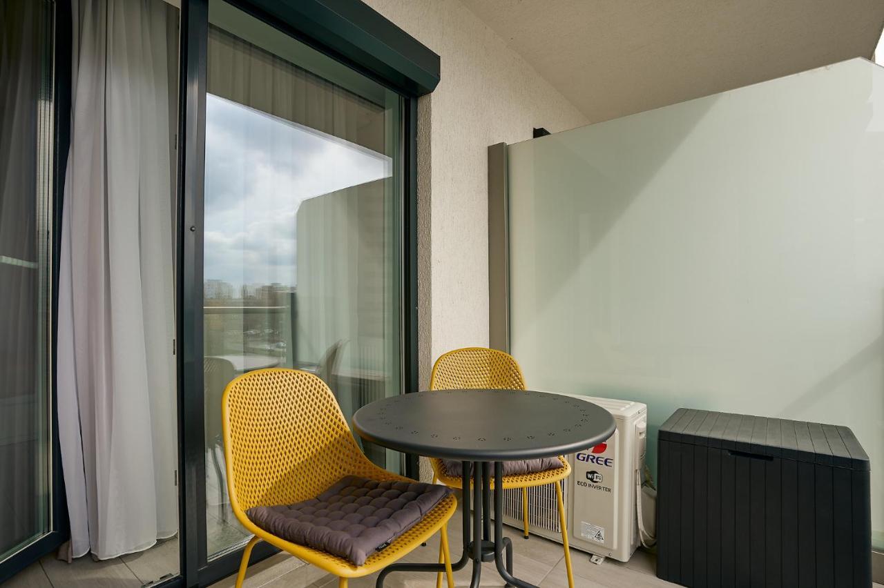 Moon Plaza Deluxe Studios Bukares Bagian luar foto