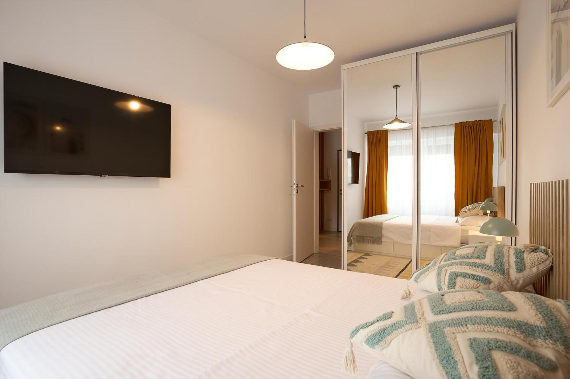 Moon Plaza Deluxe Studios Bukares Bagian luar foto